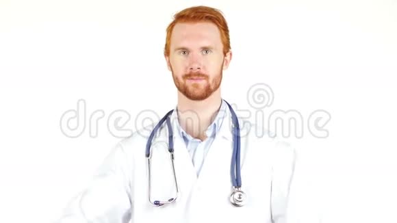 一位友好的医生微笑着竖起大拇指的画像视频的预览图
