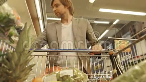 在超市购物从购物手推车可以看到帅哥视频的预览图
