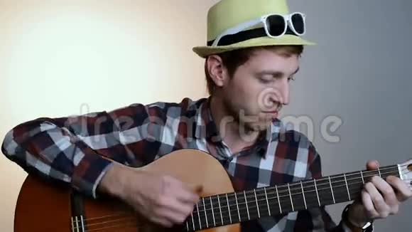手弹吉他的特写镜头视频的预览图