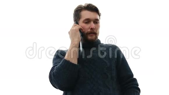 年轻英俊的商人用手机说话白色背景视频的预览图