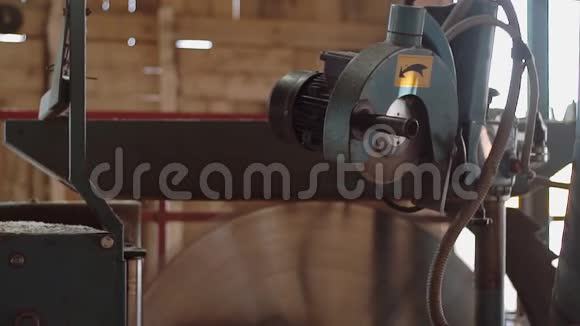 锯木机在木板上切割木材视频的预览图