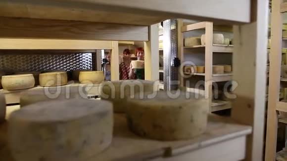 一家人在储藏室里看奶酪视频的预览图
