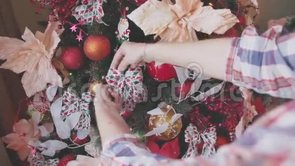 装饰的圣诞树圣诞球红丝带肉桂棒视频的预览图