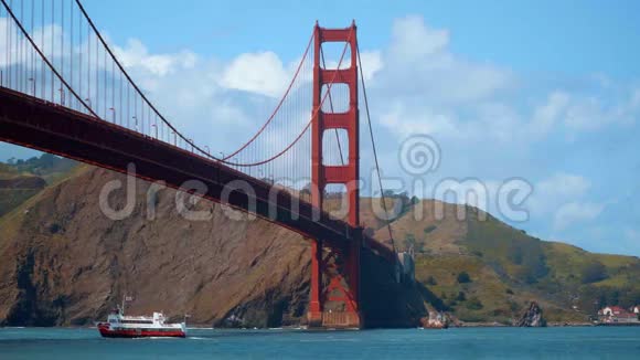 在阳光明媚的日子里旧金山神奇的金门大桥视频的预览图