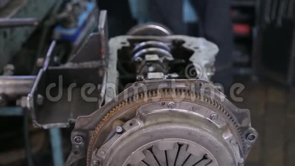 汽车修理工对发动机进行大修并购买新的备件视频的预览图