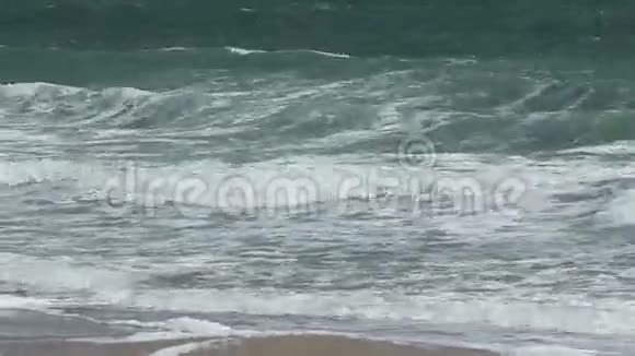 海岸上的绿色大浪视频的预览图