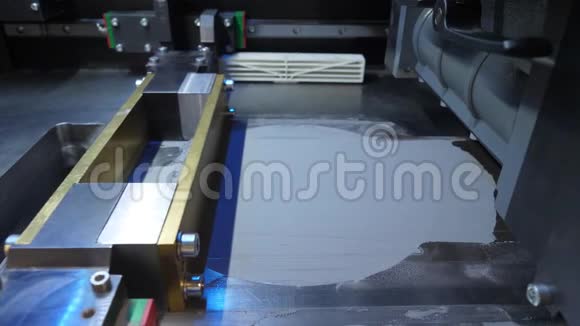 工作3d打印机在此过程中3D打印机机构对设备进行了有效的设计工作3D打印机视频的预览图