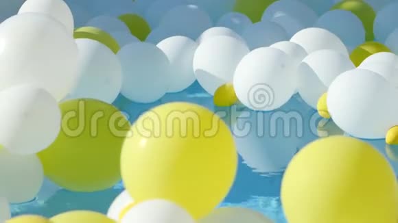 漂浮在水面上的黄色和白色气球视频的预览图