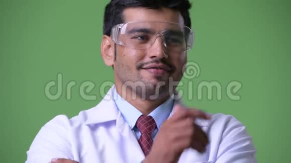 年轻英俊的波斯医生戴着防护眼镜视频的预览图