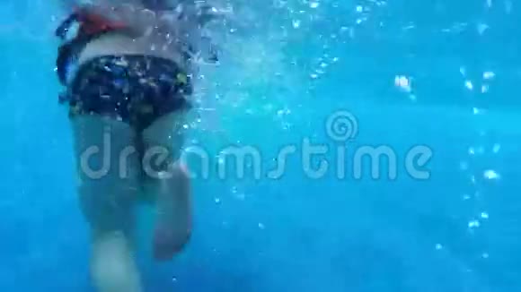 游泳池水下儿童慢动作视频的预览图
