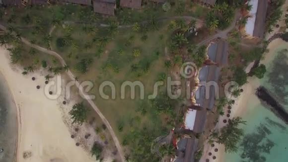 毛里求斯岛海岸线和旅馆区的鸟瞰图视频的预览图
