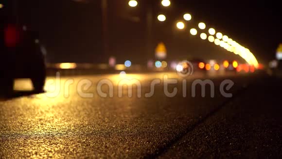 汽车在雨中沿着夜间高速公路行驶五颜六色的波克圈视频的预览图