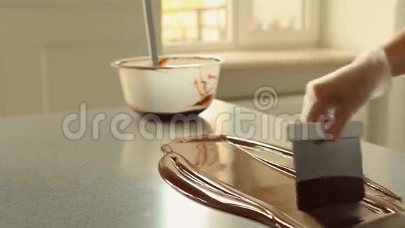 融化的黑巧克力混合在一张桌子上的视频录像高清1080p视频的预览图