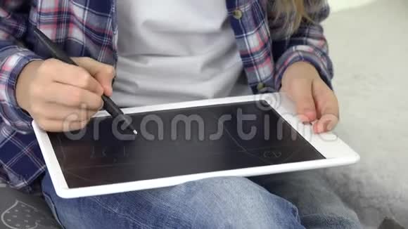 儿童学习儿童绘画使用平板写学校作业女孩游戏视频的预览图