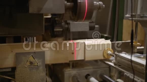 锯木机在锯木厂的木材块上做刨沟视频的预览图