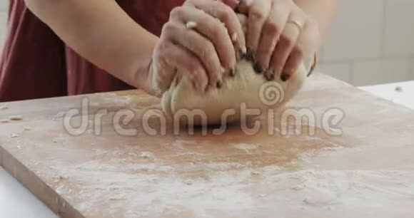 女人用木头做面团特写视频的预览图