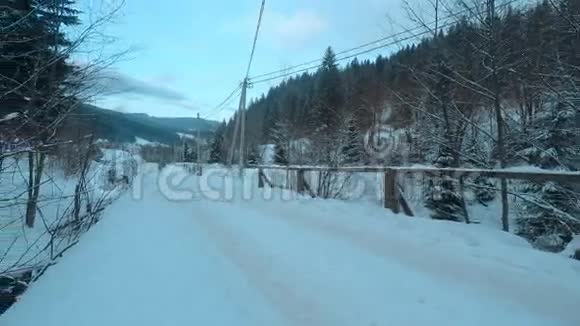 白雪覆盖的桥村庄树时光流逝视频的预览图