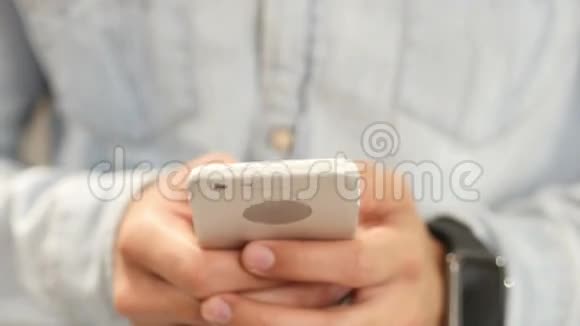 一名男子在手机智能手机上发短信的特写镜头视频的预览图