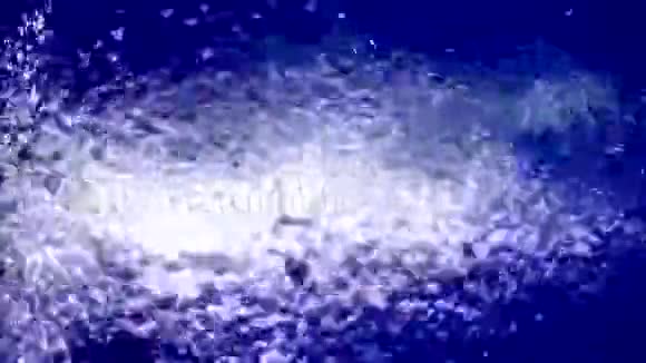 新鲜的泡泡溅到水里视频的预览图