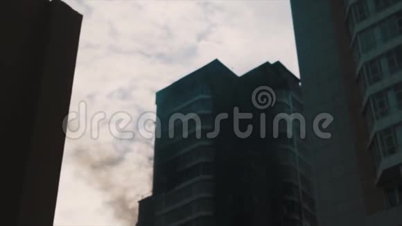 带水桶的直升机在燃烧的独立建筑上空盘旋视频的预览图