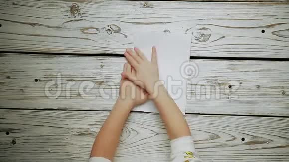 手做纸飞机视频的预览图
