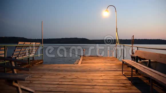 湖边的木制码头被灯照亮视频的预览图