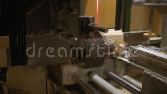 木工机械在锯木厂的木材块上做刨沟视频的预览图