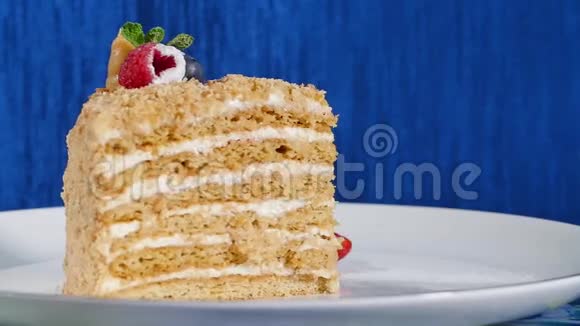 用切好的草莓和蓝莓在盘子上分层蛋糕夏日浆果蛋糕多层贝瑞和皮斯塔奇奥视频的预览图