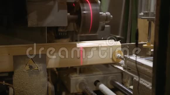 木工机器在锯木厂的木块上开沟视频的预览图
