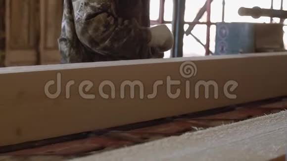 木匠用伐木工人管理工业锯床视频的预览图