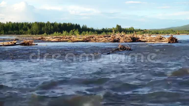 河流的运动视频的预览图