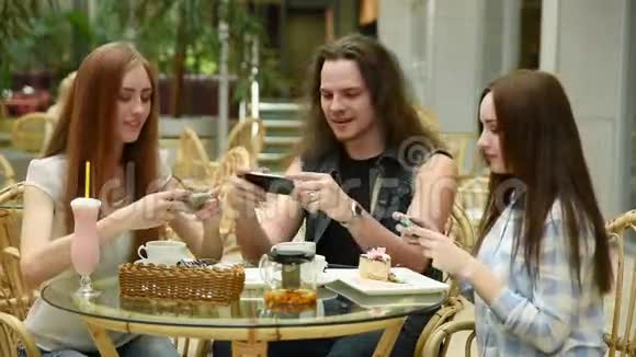 科技生活方式和人的概念带着智能手机的快乐朋友在餐厅拍照视频的预览图