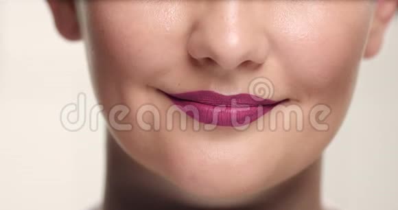 带巧克力面膜的女性会接受面部护理视频的预览图