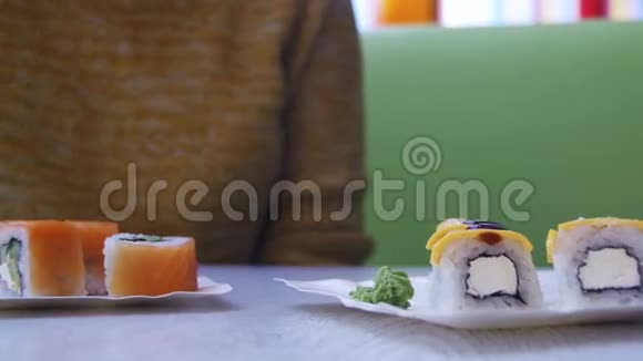 在日本餐馆吃寿司的女人多利射击视频的预览图