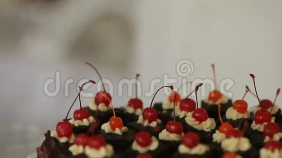 糖果蛋糕热巧克力樱桃蛋糕蛋糕节日婚礼视频的预览图