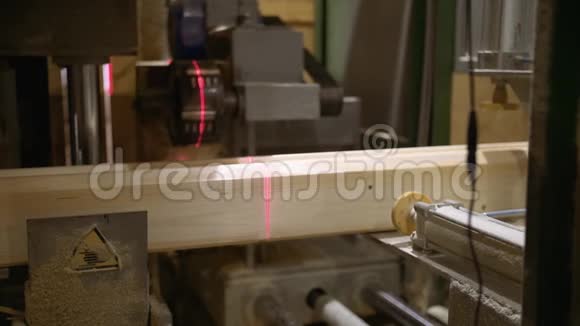 木工机械在锯木厂设施用木块刨沟视频的预览图