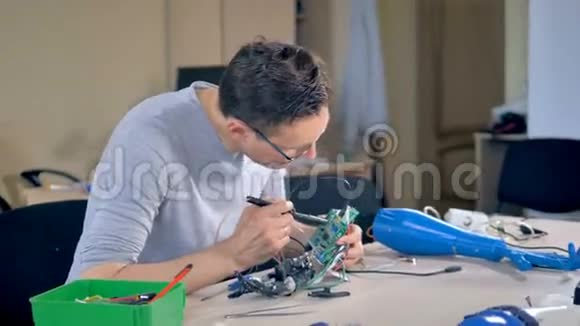 工程师修理仿生机器人手4K视频的预览图