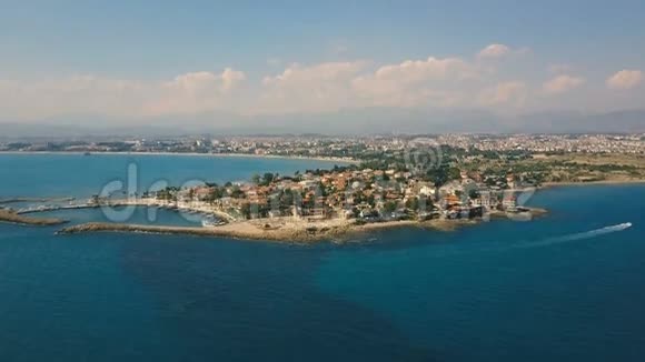 从地中海俯瞰古老海岸城市的橙色屋顶视频的预览图