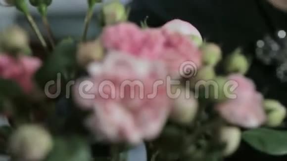 皇冠上有许多小玫瑰花手视频的预览图
