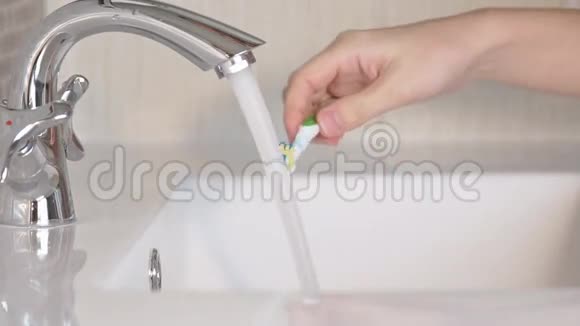 一个女人在浴室里刷牙视频的预览图