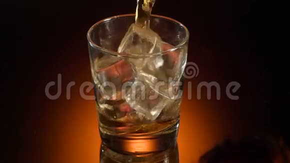 一杯威士忌波旁威士忌加冰背景光亮视频的预览图