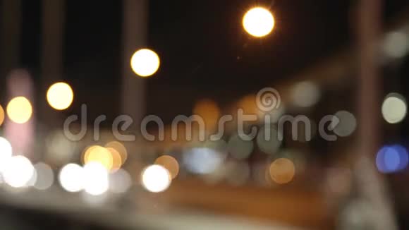 夜间城市灯光及交通背景重点之外视频的预览图