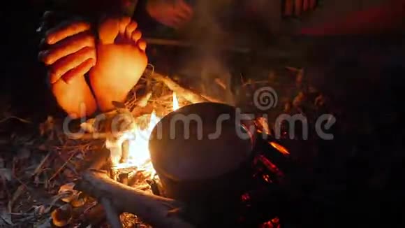 在篝火上做饭视频的预览图