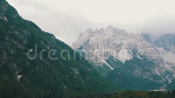 壮丽的意大利阿尔卑斯山和干净的湖泊景色山性的全景意大利的山湖视频的预览图