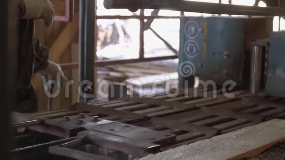 木匠用伐木机管理工业锯机视频的预览图