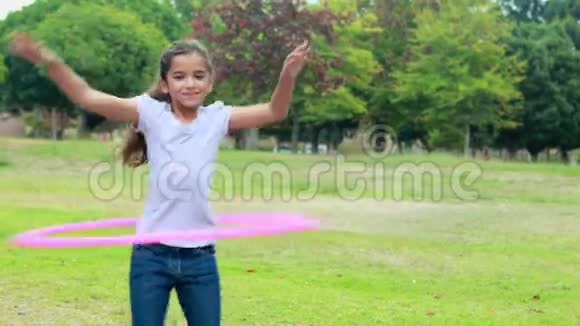 做呼啦圈的小女孩视频的预览图