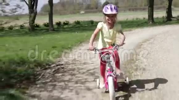 小女孩骑自行车越野视频的预览图