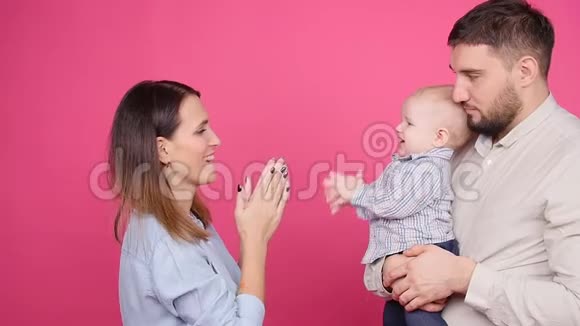 有着粉色背景的小儿子的幸福家庭视频的预览图