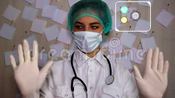 一位带着口罩的注射器的年轻医生视频的预览图