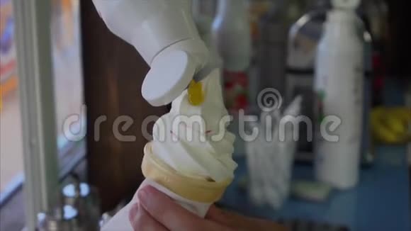 厨师倒冰淇淋华夫饼柠檬糖浆视频的预览图